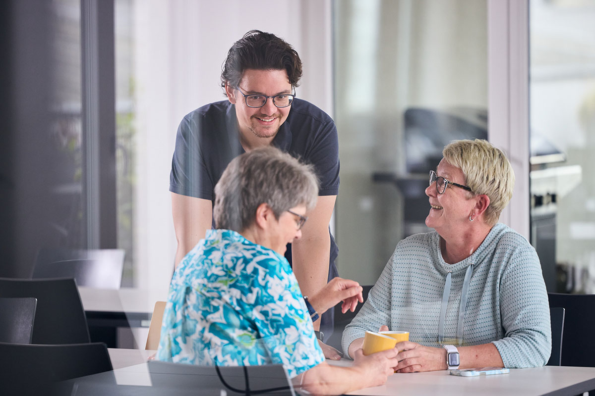 Mitarbeiter von Born Ermel im Gespräch