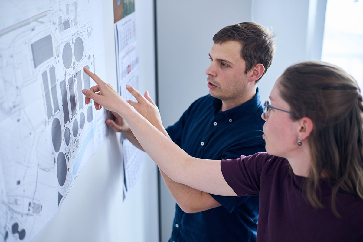 Mitarbeiter von Born Ermel am Whiteboard