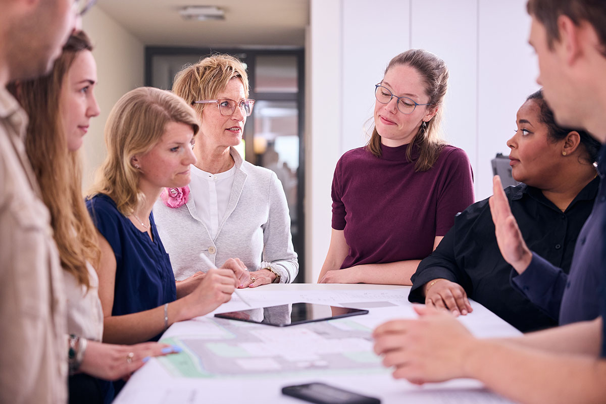 Mitarbeiter von Born Ermel im Gespräch