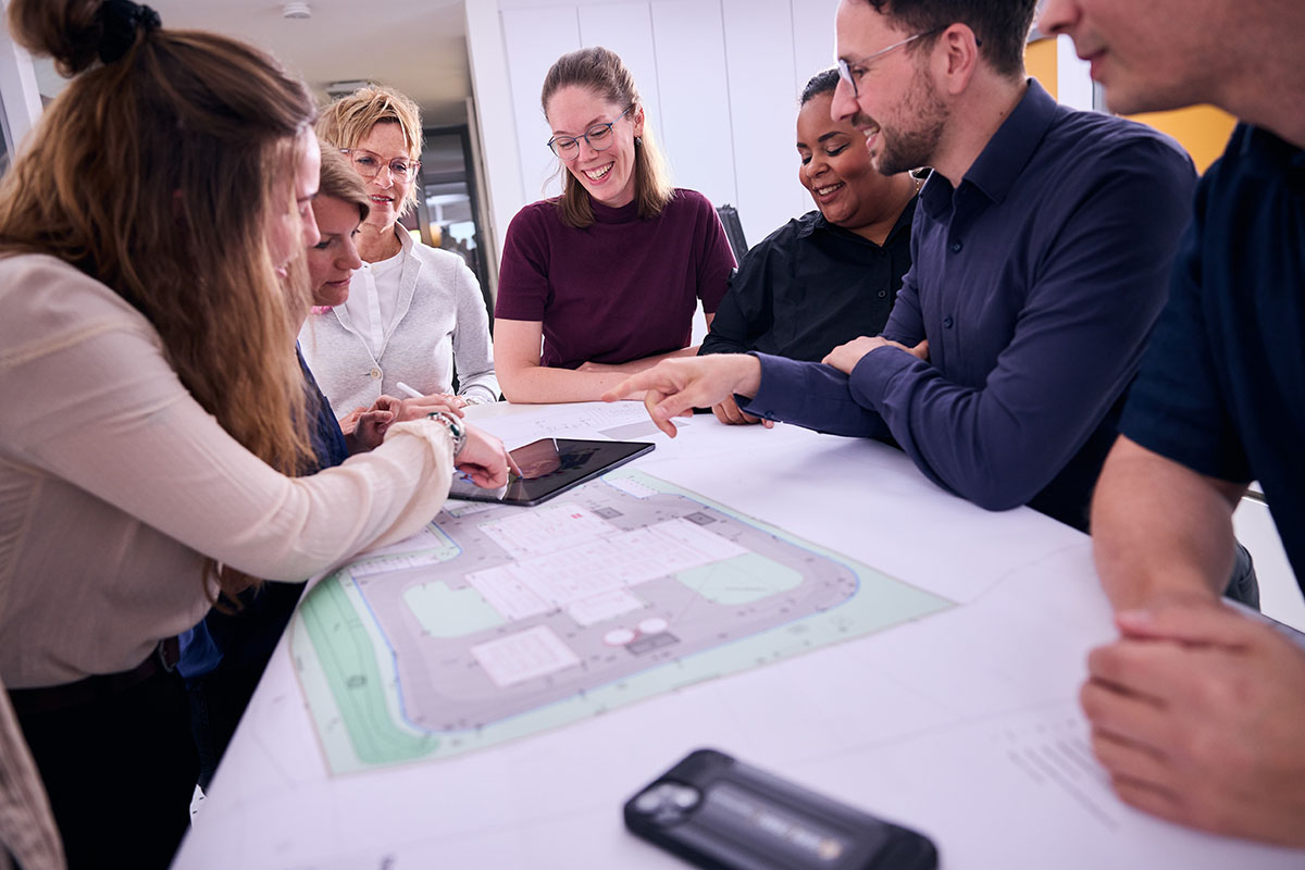 Mitarbeiter von Born Ermel im Gespräch