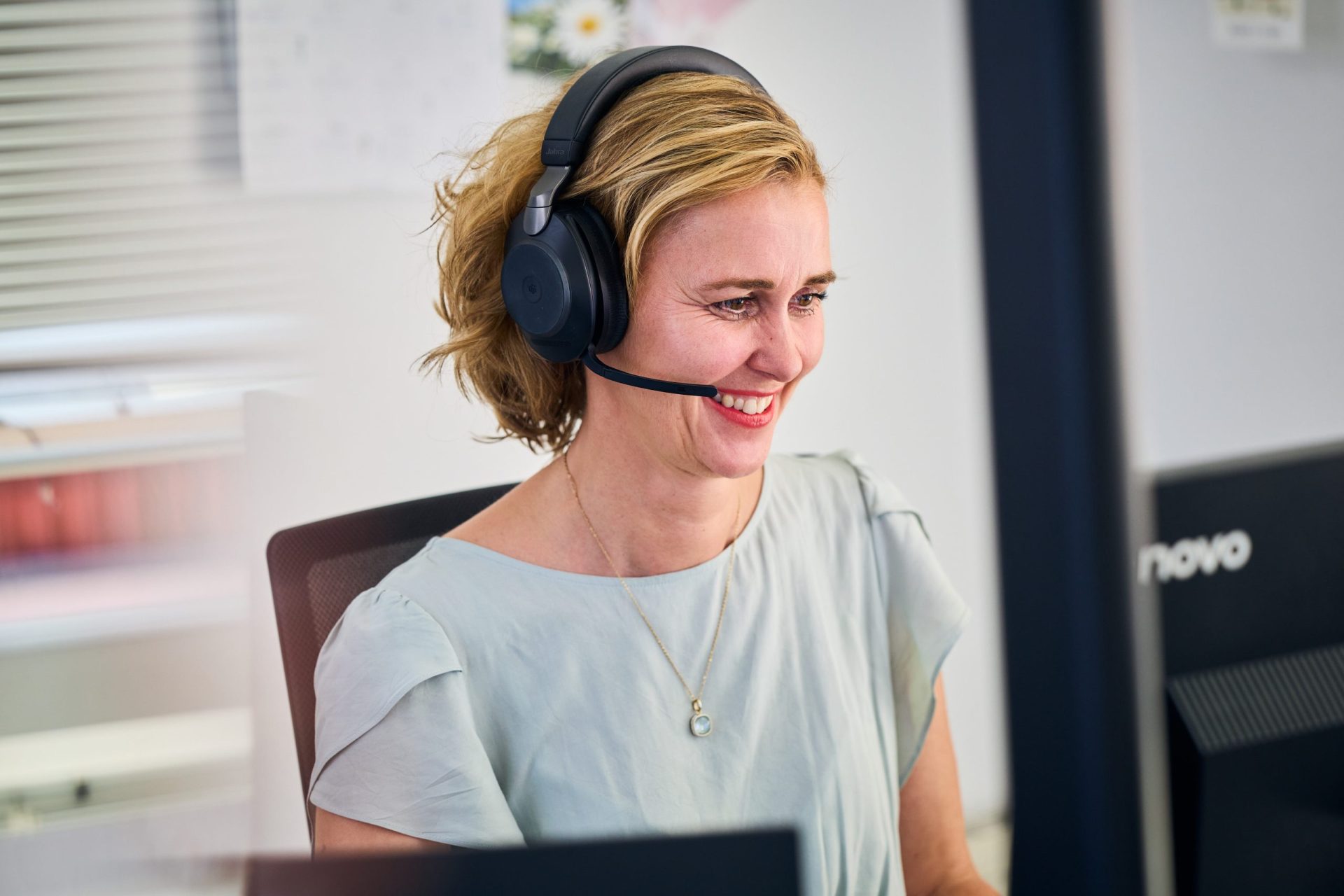Mitarbeiterin telefoniert mit einem Headset