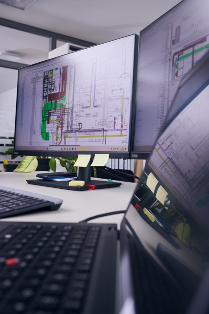 Bild von zwei Monitoren, die CAD-Zeichnungen darstellen