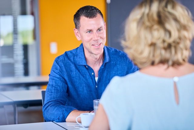 Bewerbungsgespräch zwischen einem Bewerber und einer Recruiterin