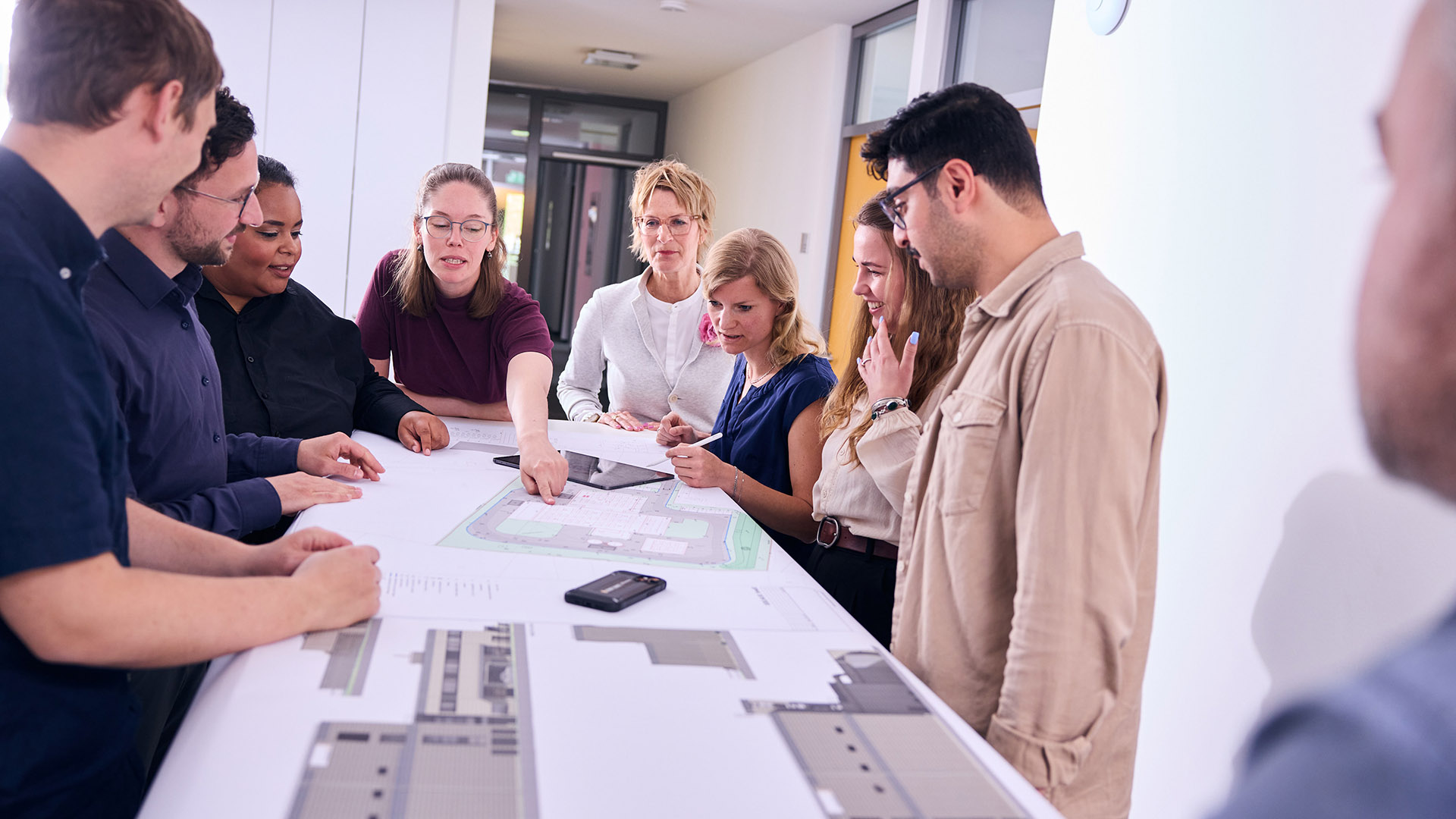 Mitarbeiter von Born Ermel im Gespräch