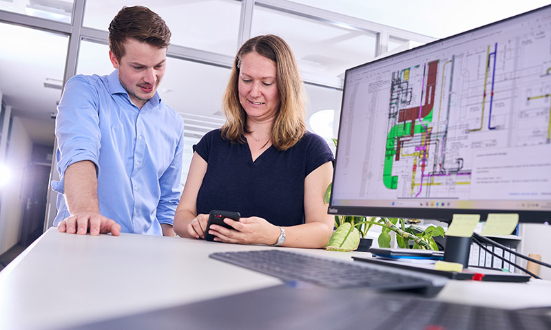 Mitarbeiter von Born Ermel im Gespräch