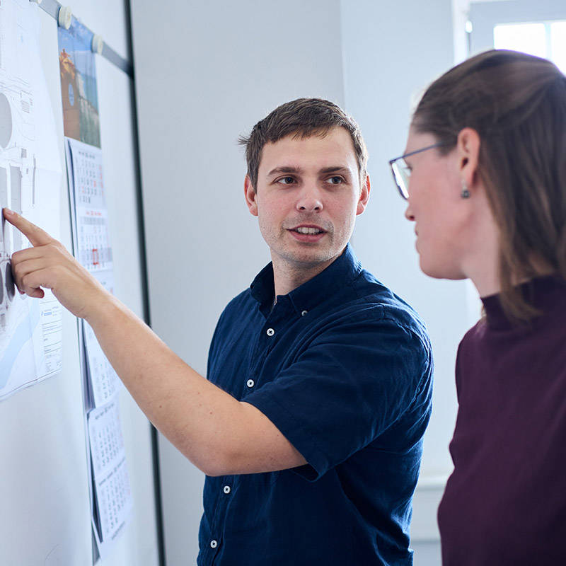 Mitarbeiter von Born Ermel im Gespräch
