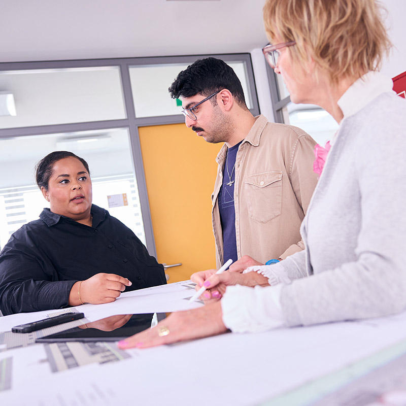 Mitarbeiter von Born Ermel im Gespräch