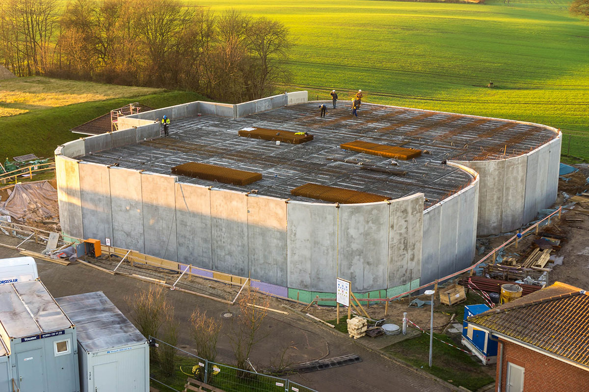 Luftansicht eines Rohbaus eines Reinwasserbehälters