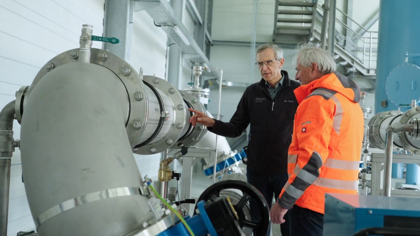 Gespräch zweier Menschen in einem Wasserwerk