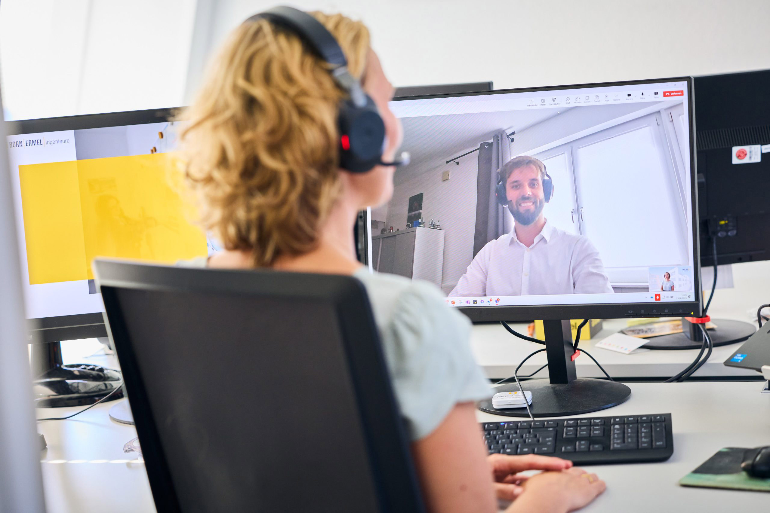 Mitarbeiterin bei einem digitalen Bewerbungsgespräch