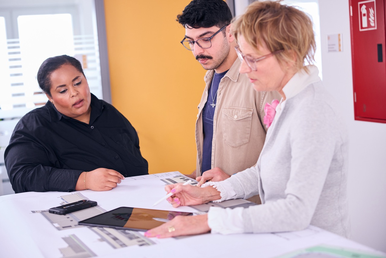 Drei Mitarbeiter im Gespräch