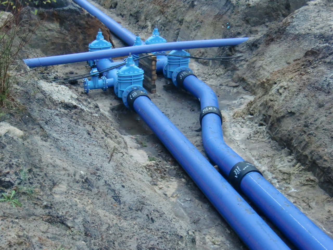Blaue Rohwasserleitungen im Graben