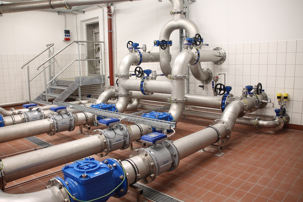 Ansicht einer technischen Anlage mit Rohren