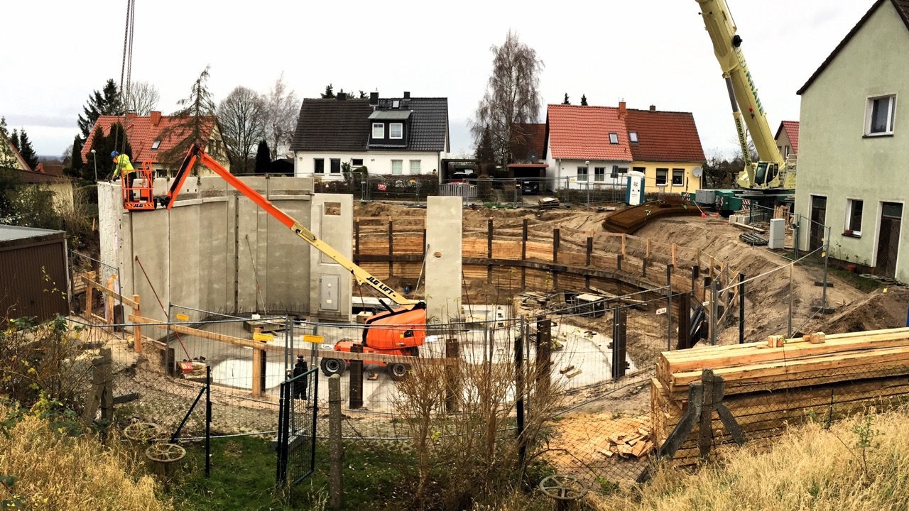 Ansicht der Baustelle des Reinwasserbehaelters mit einem Kran