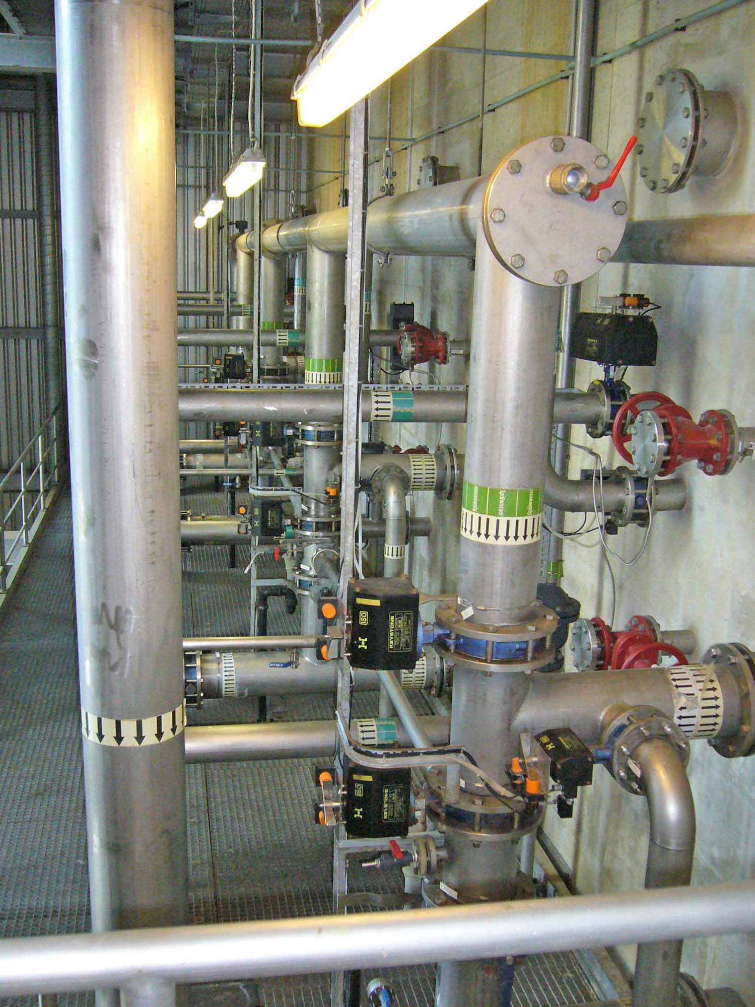 Rohrleitungssystem und Armaturen einer Betriebswasseraufbereitungsanlage in einer Brauerei mit Edelstahlleitungen und Steuertechnik