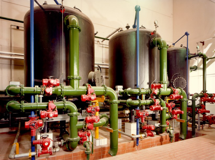 Mehrstufige Wasseraufbereitungsanlage mit Filtern, Rohrleitungen und Armaturen zur Betriebswasserversorgung aus gereinigtem Abwasser