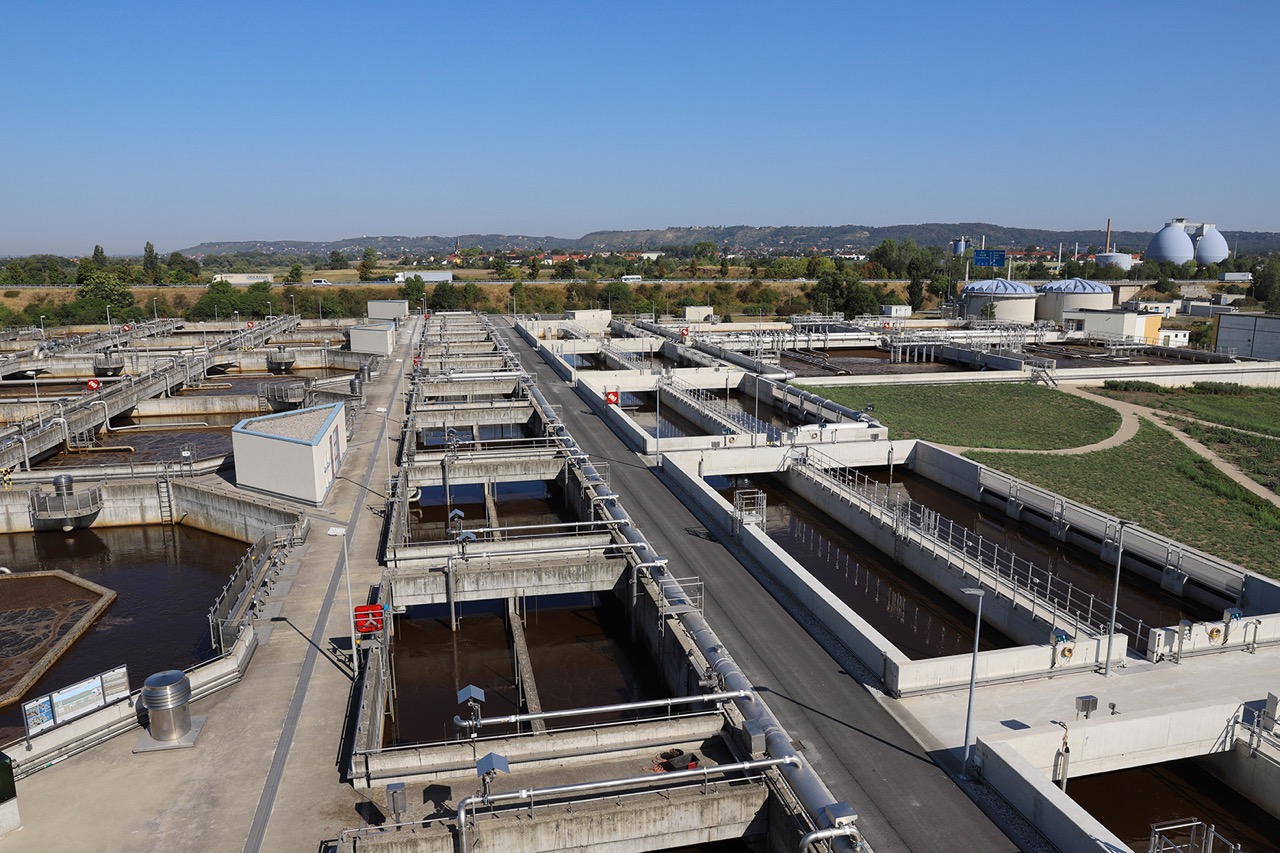 Bild einer Kläranlagen mit verschiedenen Klärbecken