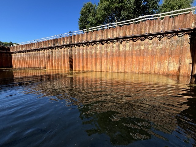 Bild einer Wasserabesperrung auf einer Baustelle