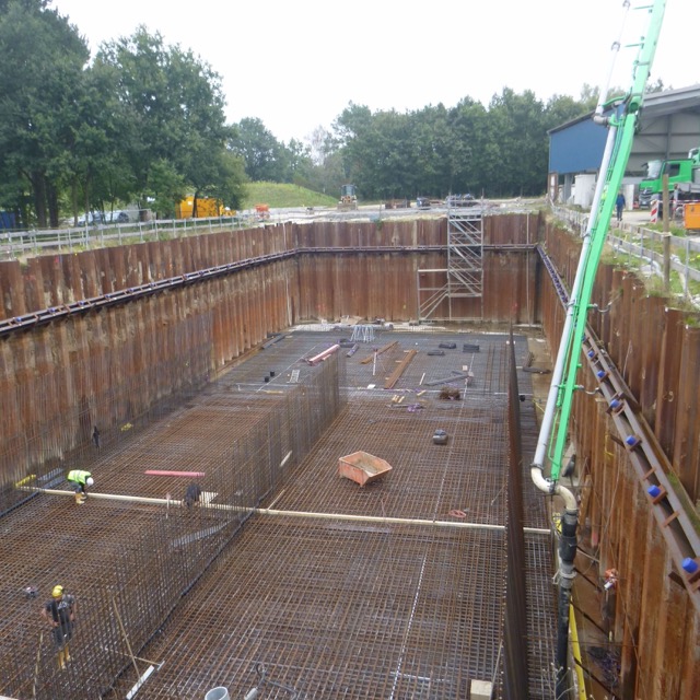 Ausgehobene Baugrube, welche mit Stahlträgern abgesichert ist