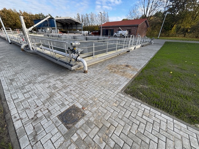 Bild einer Kläranlage mit gepflastertem Boden