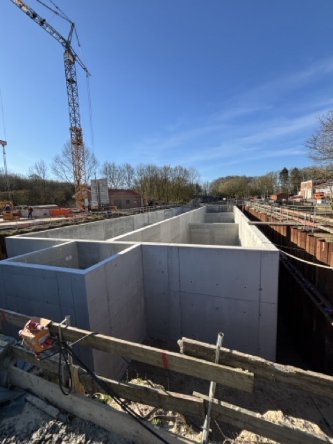 Baugrube mit gemauerten Wänden