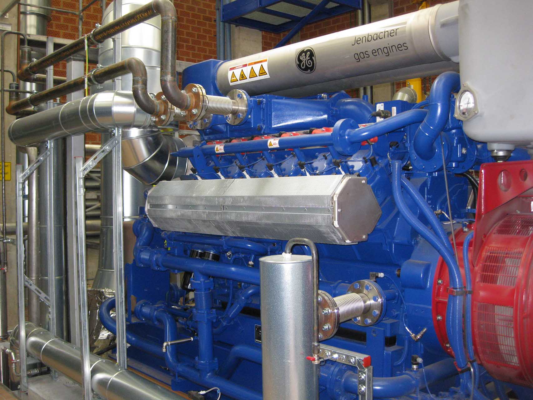 Gasmotor eines Blockheizkraftwerks mit Rohrleitungen und Generator zur Energieerzeugung aus Klärgas in einer Kläranlage