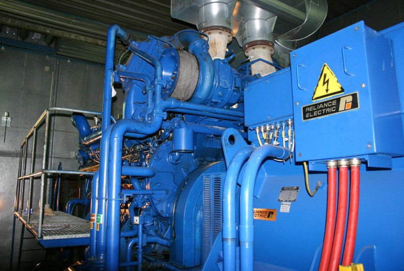 Gasmotor eines Blockheizkraftwerks mit Rohrleitungen, Generator und Steuerungstechnik in einer Kläranlage