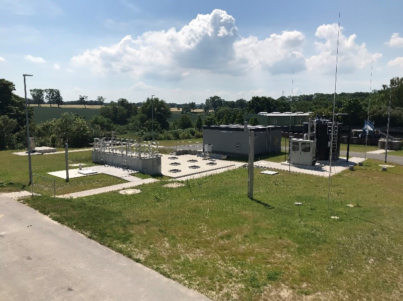 Neue technische Anlage zur Zusatzfiltration auf dem Gelände einer Kläranlage im ländlichen Umfeld