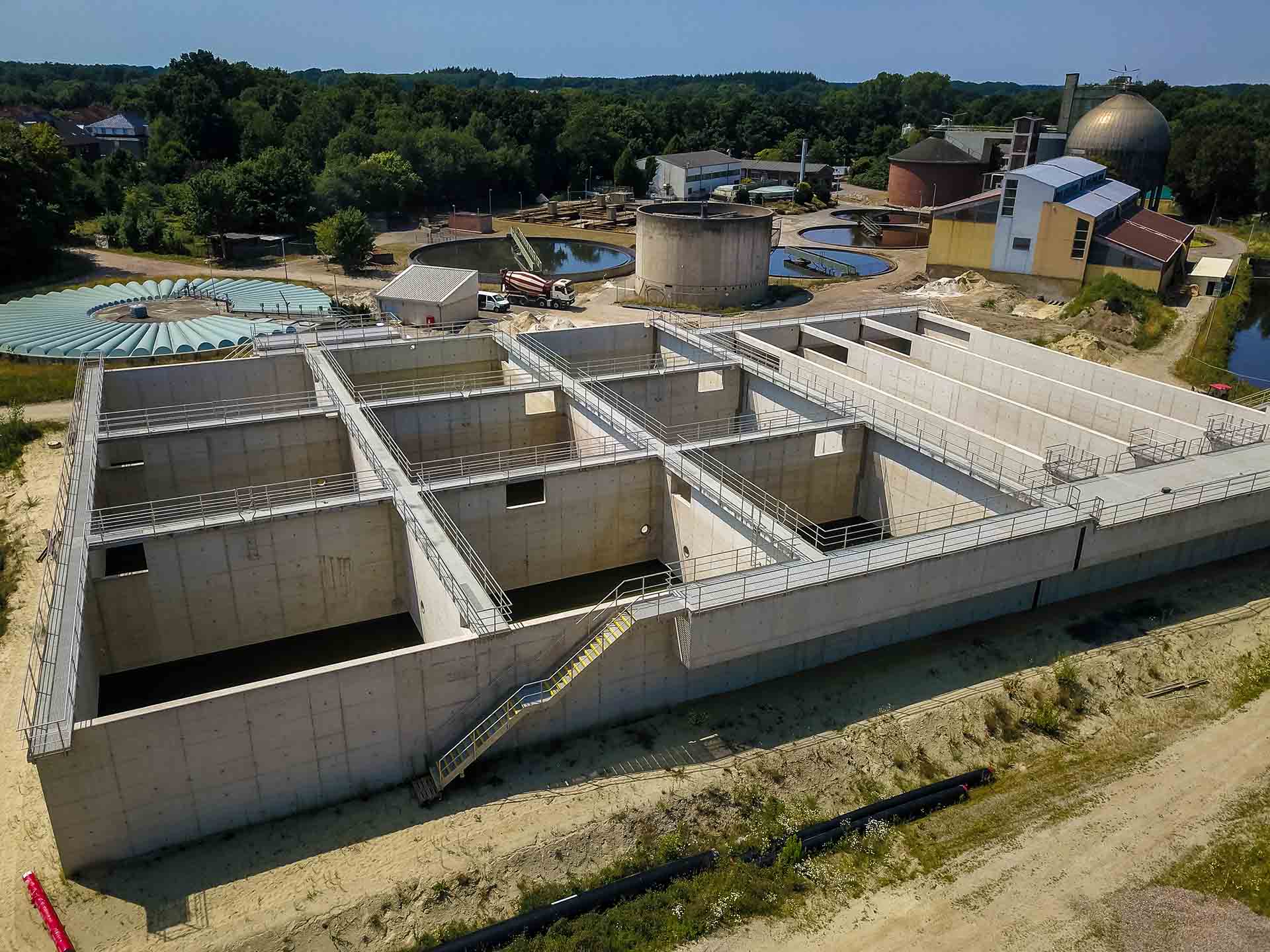 Neubau eines großen Belebungs- und Nachklärbeckens in Stahlbetonbauweise auf dem Gelände einer Kläranlage