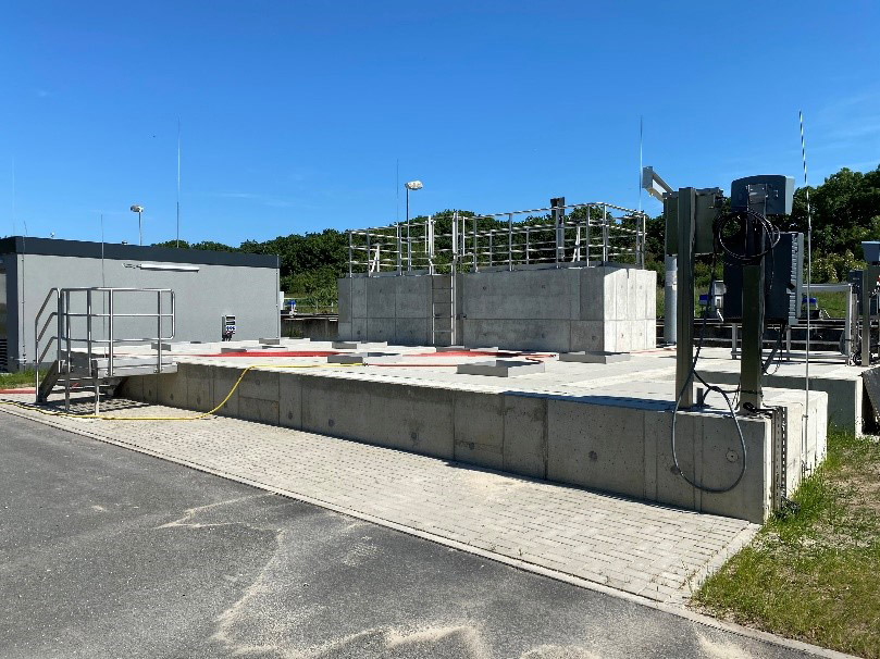 Neu errichtete Anlage zur Zusatzfiltration auf dem Gelände einer Kläranlage mit Betonbecken und technischer Ausrüstung