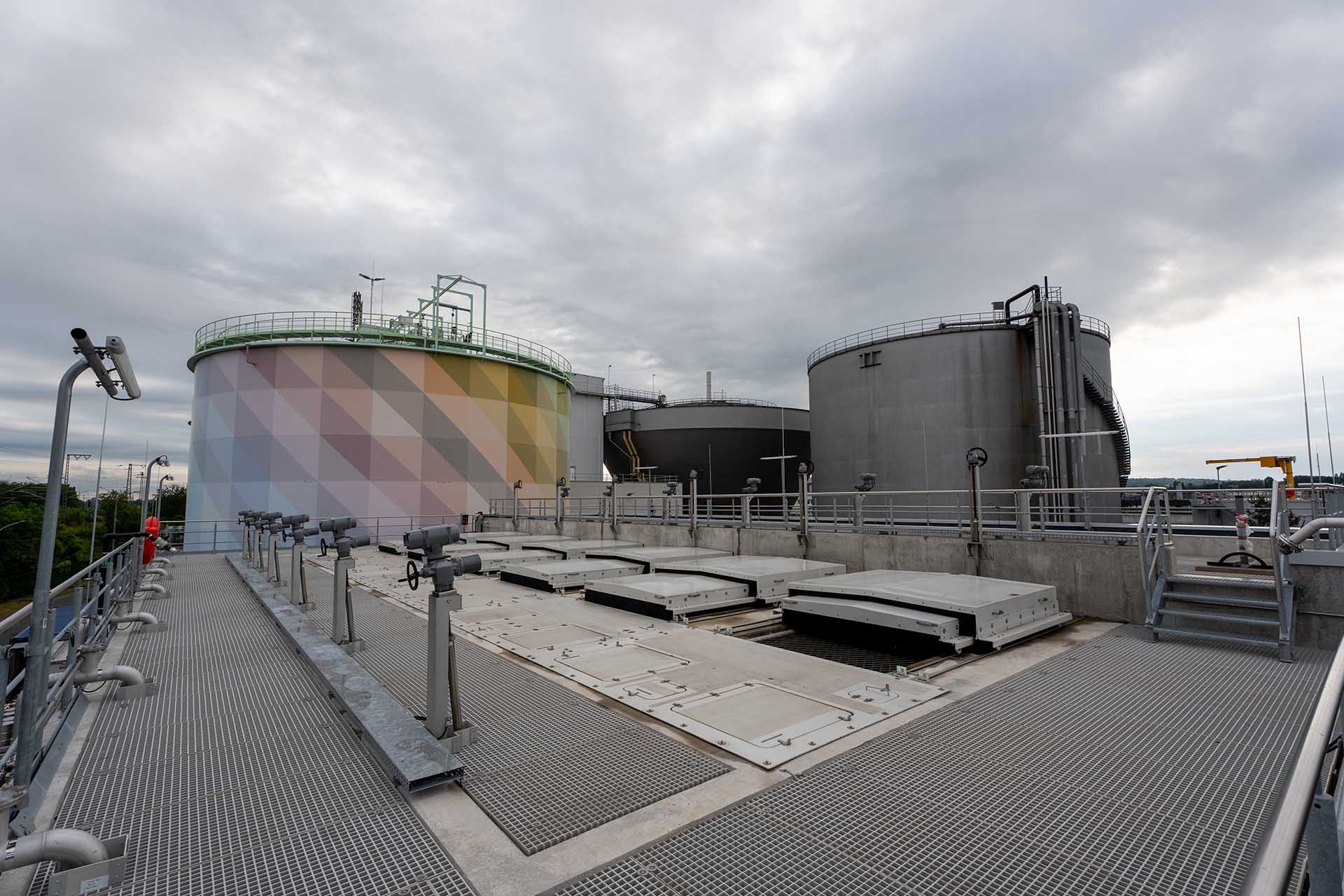 Beckenanlage mit Abdeckungen und Rohrleitungen zur weitergehenden Abwasserfiltration in einer Industriekläranlage
