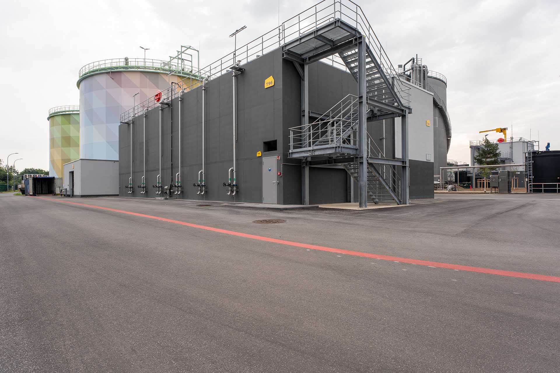 Filteranlage mit mehreren runden Behältern und Becken auf dem Gelände einer Industriekläranlage