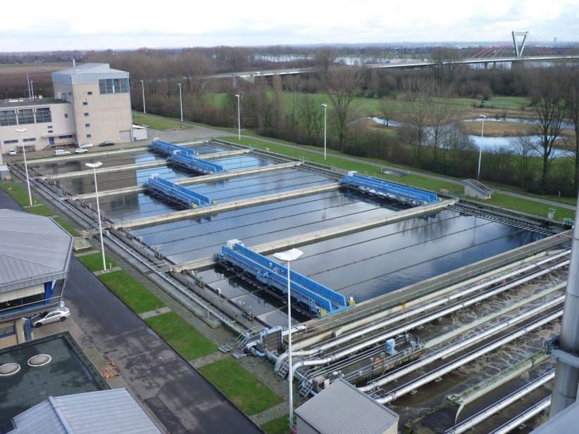 Belebungsbecken einer Großkläranlage mit Brückenräumern und Rohrleitungen zur biologischen Abwasserreinigung