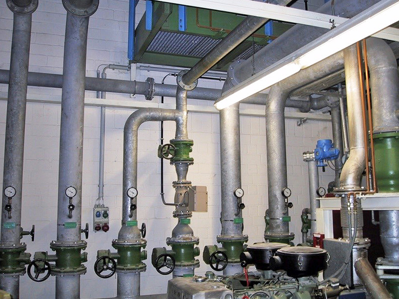 Rohrleitungssystem und Armaturen einer Industriewasseraufbereitung mit Messstellen und Ventilen in einem Automobilwerk