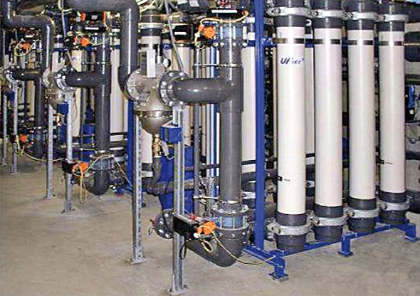 Versuchsanlage zur Ultrafiltration in Containerbauweise mit Membrantechnik und Rohrleitungen zur Wasseraufbereitung