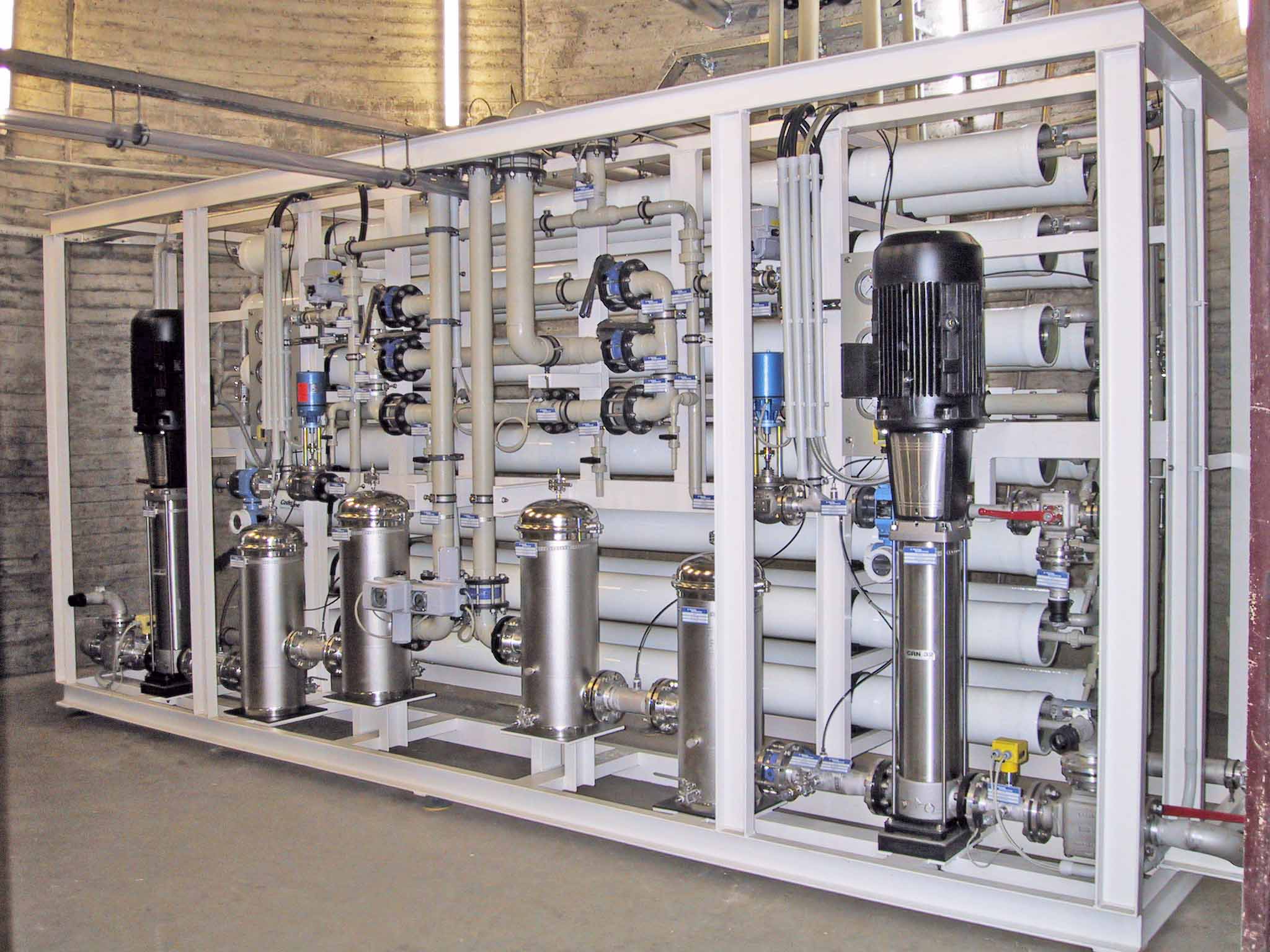 Umkehrosmoseanlage zur VE-Wassererzeugung mit Membranmodulen, Pumpen und Edelstahlkomponenten
