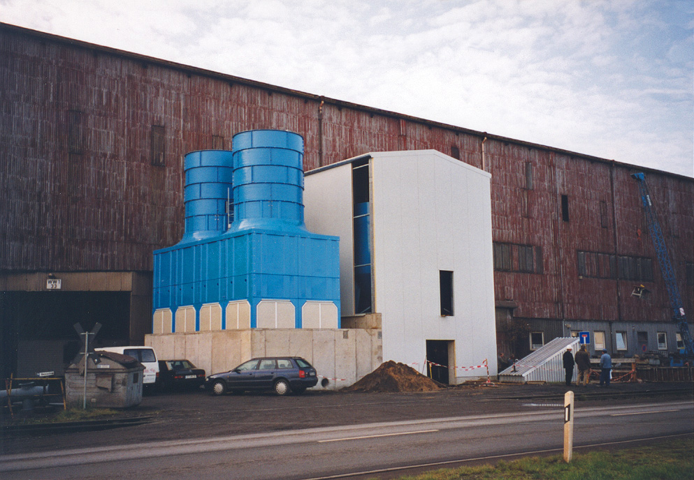 Industriebau zur Walzwasserbehandlung mit Filtergebäude und Anlagen für Kühl- und Prozesswasserkreislauf in einem Stahlwerk