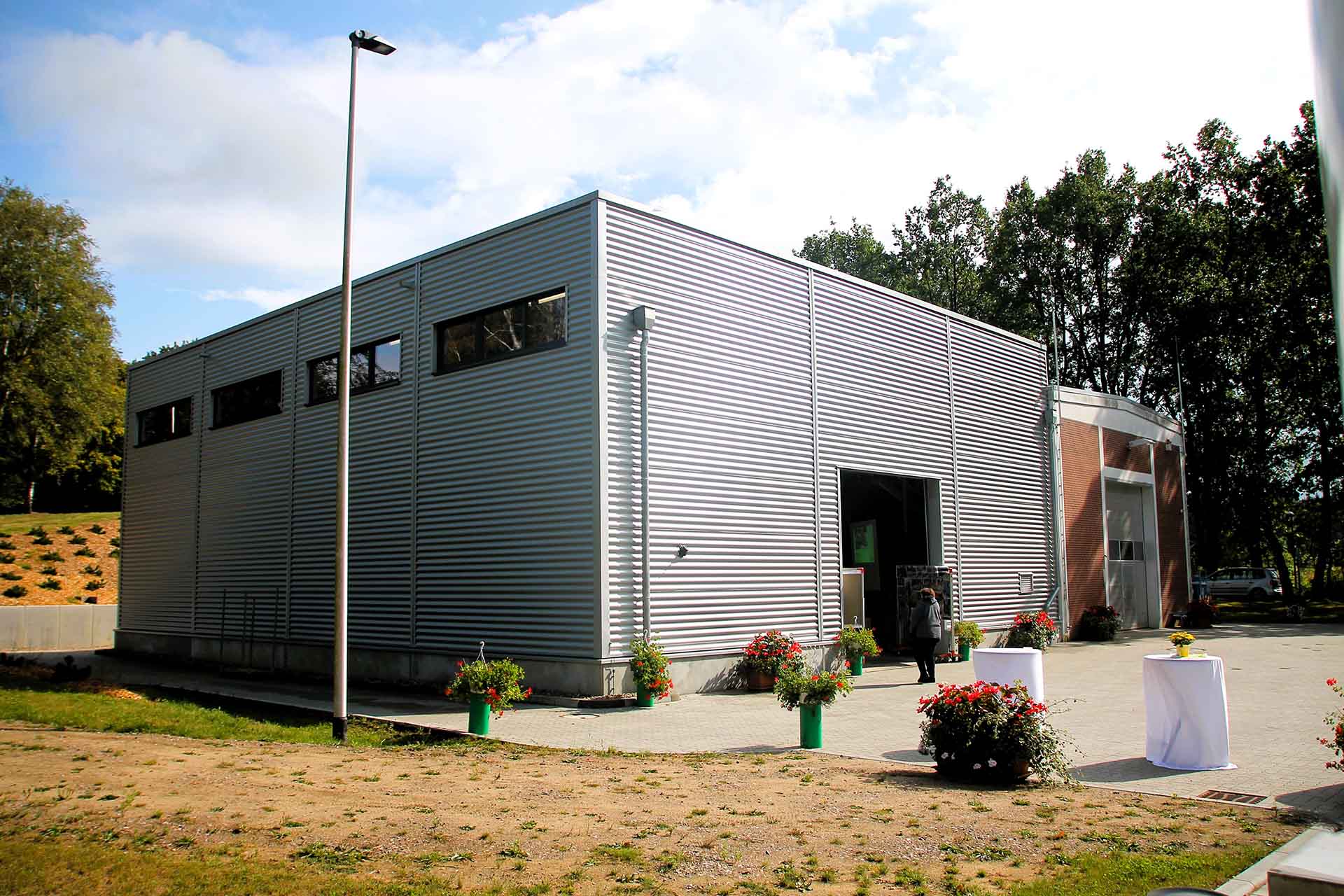 Betriebsgebäude einer Wasseraufbereitungsanlage mit moderner Fassade und Außenbereich