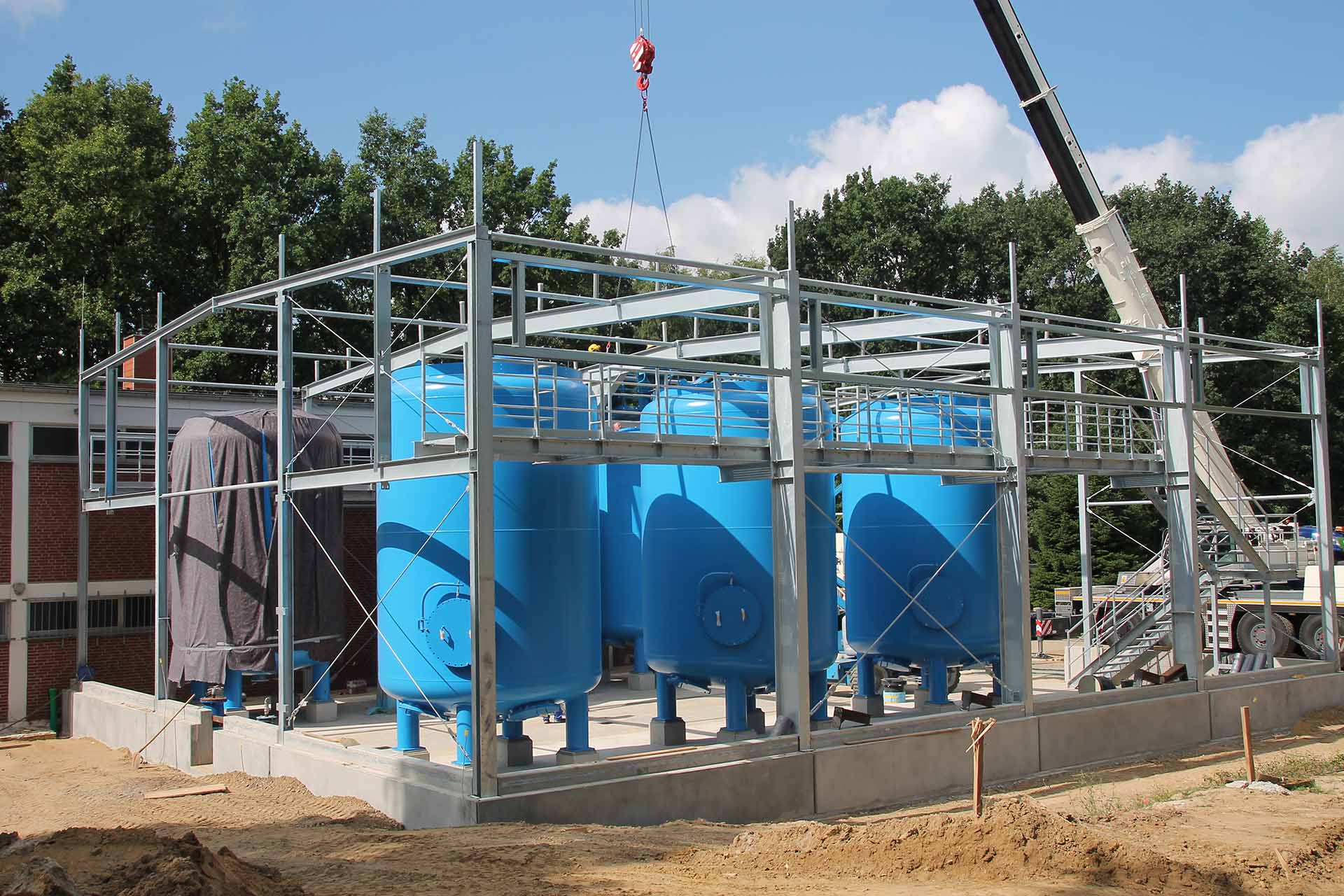 Neubau einer Filteranlage mit mehreren Druckbehältern und Stahlkonstruktion auf dem Gelände eines Wasserwerks
