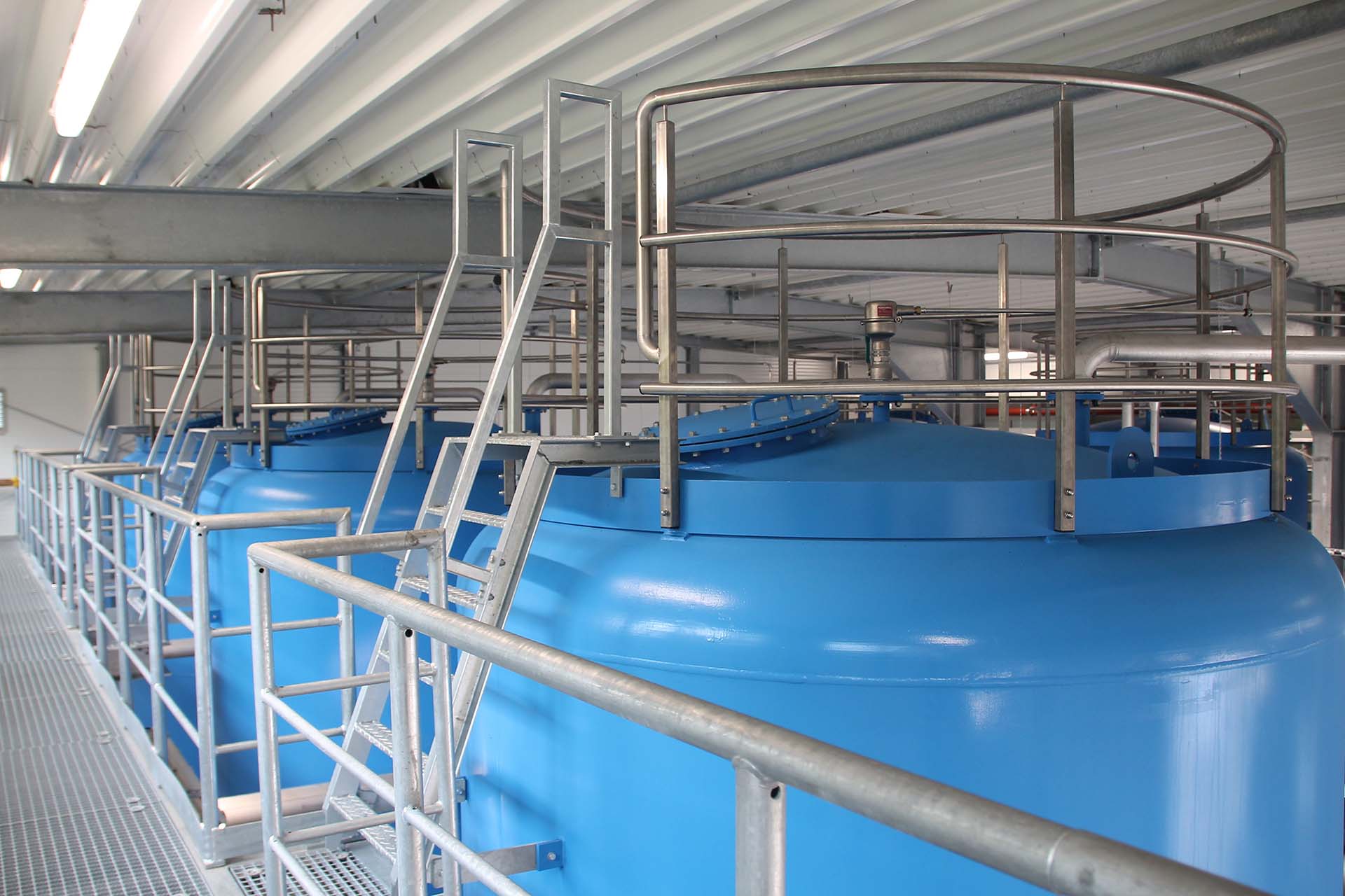 Große Druckfilterbehälter mit Rohrleitungen und Bedienbühne in einer Wasseraufbereitungsanlage