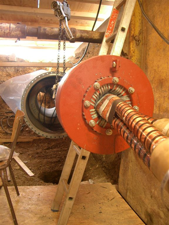 Montage eines 110-kV-Erdkabels mit Kabelmuffe und Zugvorrichtung im Baustellenbereich