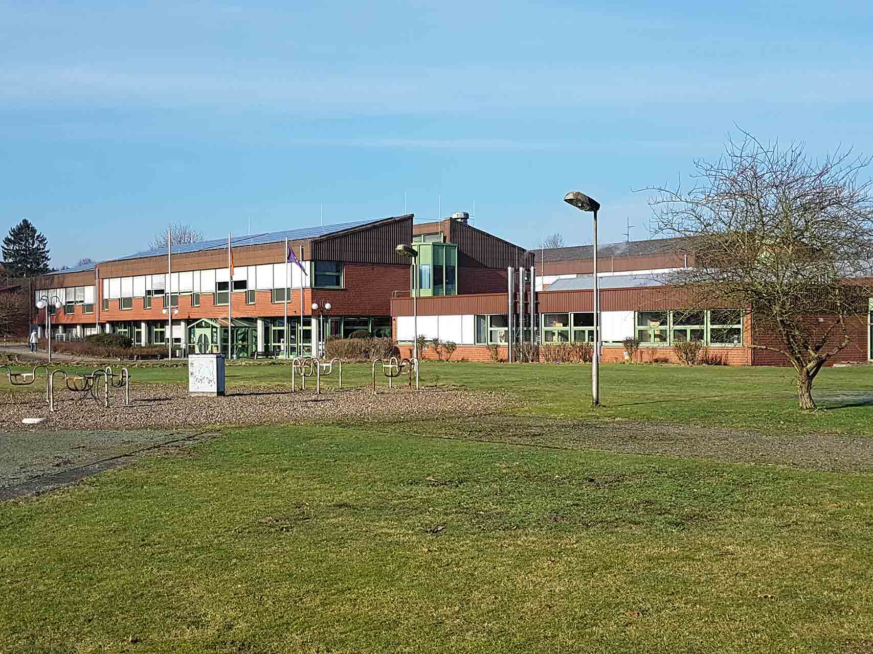 Gebäude der Berufsbildenden Schulen Osterholz-Scharmbeck mit Außenanlage und Grünfläche vor Erweiterung und Sanierung