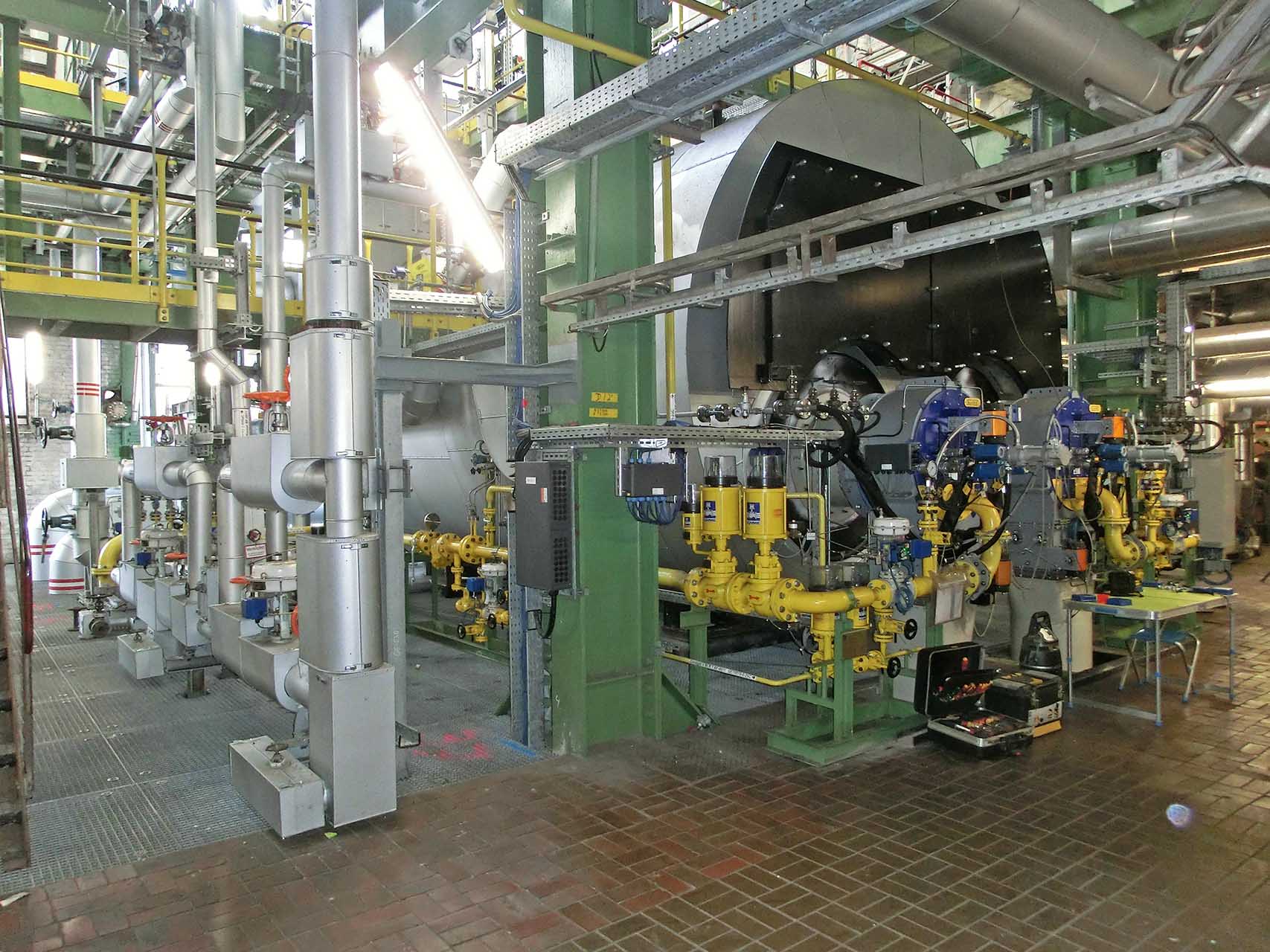 Dampfkesselanlage mit Brennern, Rohrleitungen und technischer Infrastruktur in einer Industrieanlage