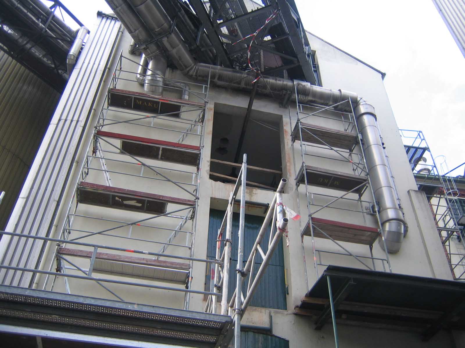 Industriegebäude mit Gerüst, Rohrleitungen und technischer Infrastruktur für die Neuorganisation einer Druckluftversorgung in einer Brauerei