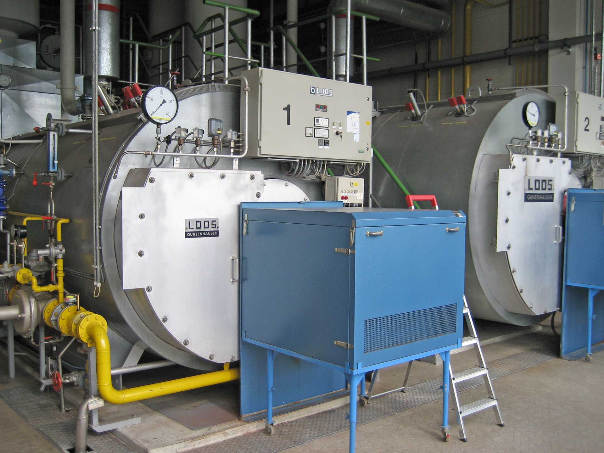 Dampfkesselanlage mit Rohrleitungen, Armaturen und Steuerungstechnik in einem Industriebetrieb