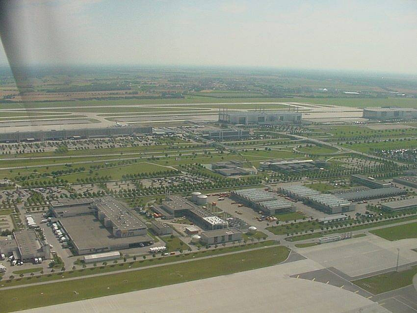 Luftaufnahme des Flughafens München mit Terminalgebäuden, Versorgungszentrale und Rollfeld