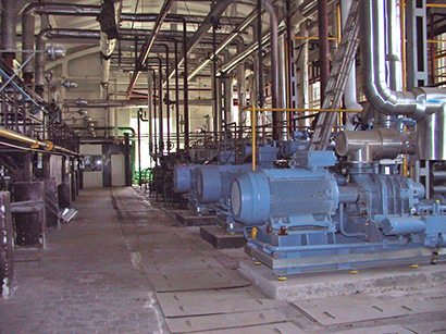 Maschinenraum einer industriellen NH3-Eiswasserkälteanlage mit Verdichtern, Rohrleitungen und Kältetechnik während der Modernisierung