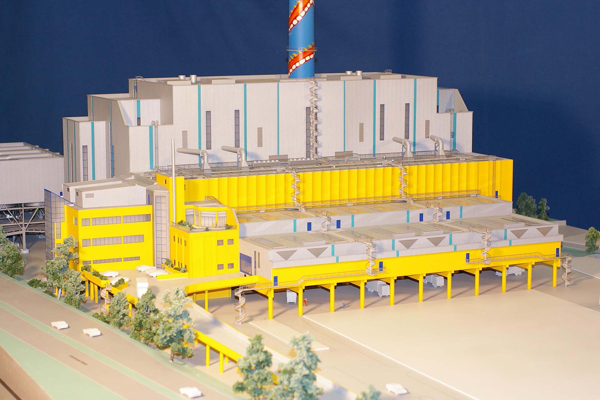 Modell einer Abfallverbrennungsanlage mit Anlagengebäuden, Schornstein und technischer Infrastruktur
